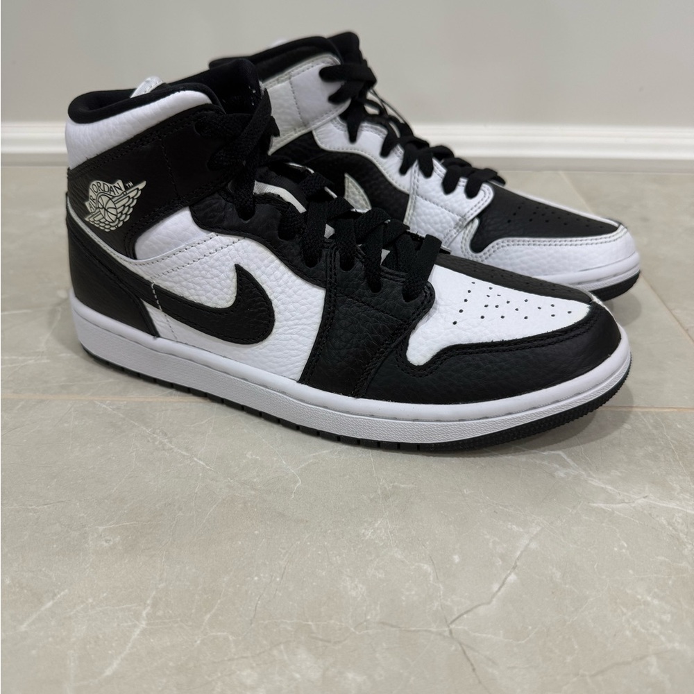 Women’s Air Jordan 1 Mid “Black/White Split - Picture 2 of 9